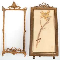 2 diverse kleine Rahmen, Messing, davon 1 Standfotorahmen mit Schleifenbekrönung, und Glas, Innenmaß 20x10 cm und Rahmen mit ornamentalen Verzierungen, Innenmaß 20x9,5 cm
