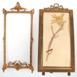 2 diverse kleine Rahmen, Messing, davon 1 Standfotorahmen mit Schleifenbekrönung, und Glas, Innenmaß 20x10 cm und Rahmen mit ornamentalen Verzierungen, Innenmaß 20x9,5 cm - photo 1