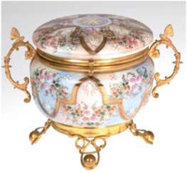 Deckeldose, opakes Glas mit Messingmontierung und reicher, floraler Emaillemalerei und Goldstaffage, H. 13,5 cm, Dm. 13,5 cm