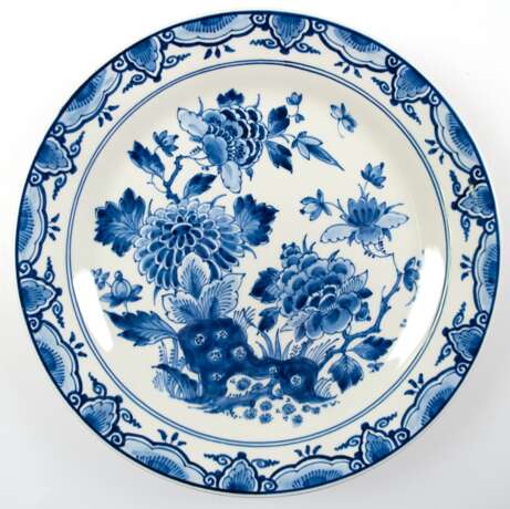 Delfter Wandteller, Manufaktur "de porcelaine fles", mit floraler Blaumalerei, Dm. 25 cm - Foto 1