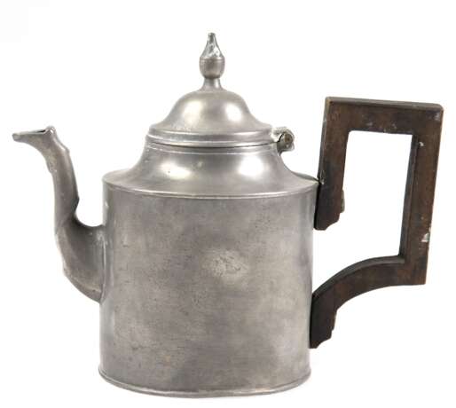 Kleine norddeutsche Zinn-Teekanne, Scharnierdeckel, mit kantigem Holzhenkel, H. 17 cm - photo 1