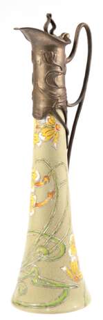 Jugendstil-Kanne mit Floralrelief, Keramik mit Bronzemontur, gemarkt JBT, Standring mit kl. Chip, H. 40,5 cm - photo 1