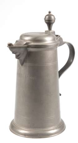 Große Zinn-Kanne, mit Schnabelausguß, 3 Bodenmarken, dat. 1767, Rillendekor und Monogr. "NR", H. 33 cm - photo 1