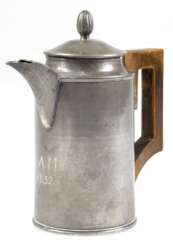Kleine norddeutsche Zinn-Kaffeekanne, mit Monogramm &quot;AM&quot; und dat. 1832, H. 16 cm