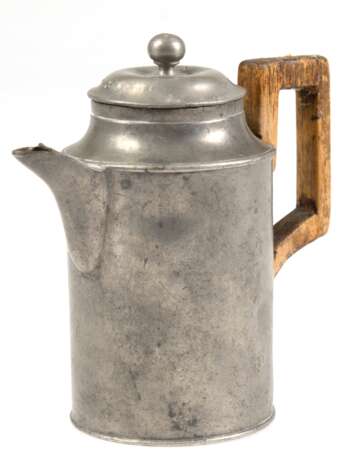 Kleine norddeutsche Zinn-Kaffeekanne, mit eckigem Holzhenkel, Gebrauchspuren, H. 13 cm - photo 1
