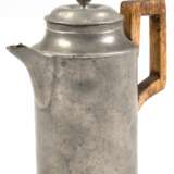 Kleine norddeutsche Zinn-Kaffeekanne, mit eckigem Holzhenkel, Gebrauchspuren, H. 13 cm - photo 1