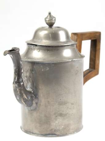 Norddeutsche Zinn-Kaffeekanne, mit kantigem Holzhenkel, Gebrauchspuren, Lötstellen und kl. Riß im Deckel, H. 20 cm - photo 1