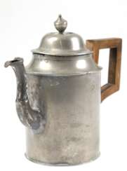Norddeutsche Zinn-Kaffeekanne, mit kantigem Holzhenkel, Gebrauchspuren, Lötstellen und kl. Riß im Deckel, H. 20 cm