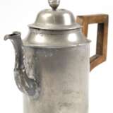 Norddeutsche Zinn-Kaffeekanne, mit kantigem Holzhenkel, Gebrauchspuren, Lötstellen und kl. Riß im Deckel, H. 20 cm - photo 1
