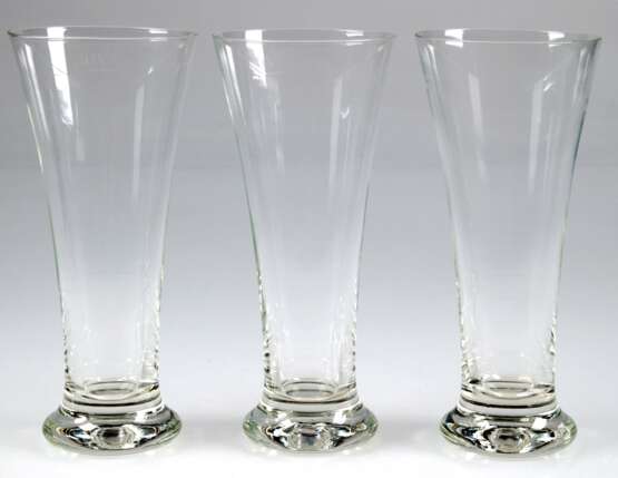 3 Biergläser um 1900, ausgestellte Kuppa auf rundem Fuß, H. 19 cm - фото 1