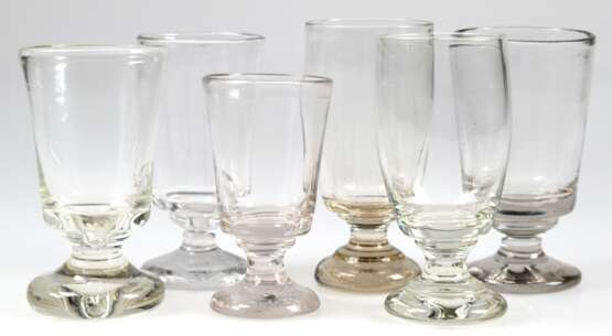 6 diverse Gläser mit massivem Fuß, 19. Jh., H. 11 cm bis 13,7 cm - photo 1