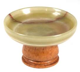 Schale, rund, grüner Achat, lose auf Fuß aus karelischer Maserbirke stehend, Schalen-H. 3,3 cm, Dm. 14 cm