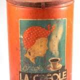Großer Reklame-Kaffeebehälter "Le Cafés- La Créole", Frankreich vor 1900, Blech farbig gefaßt, halbrund Form, Scharnierdeckel, starke Gebrauchspuren, korrodierter Boden mit Löchern, sehr selten, 49x35x25 cm… - Foto 1