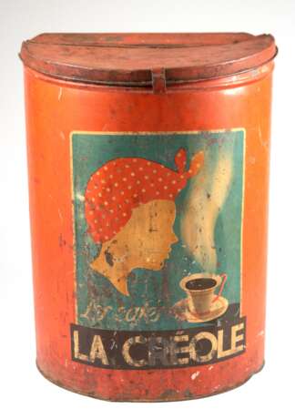 Großer Reklame-Kaffeebehälter "Le Cafés- La Créole", Frankreich vor 1900, Blech farbig gefaßt, halbrund Form, Scharnierdeckel, starke Gebrauchspuren, korrodierter Boden mit Löchern, sehr selten, 49x35x25 cm… - Foto 1