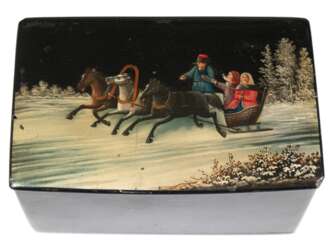 Schwarzlackdose, Pappmache, Deckel mit Malerei &quot;Troika in Winterlandschaft&quot;, Manufaktur Wischnekov, 8,3x13,8x8,5 cm
