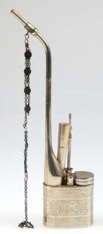 Opium-Pfeife, silberfarbenes Metall, floraler Dekor, im Deckel asiatische Schriftzeichen, kl. Delle, Ges.-H. 28 cm - photo 1