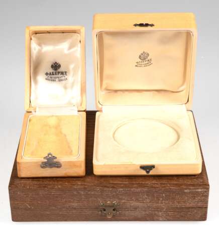 3 Schatullen, dabei Schatulle für Kuchengabeln und Zuckerzange, Holz, Fa. I. E. Morosow St. Petersburg, um 1880, Holz innen mit Samt und Seide ausgekleidet, Gebrauchspuren, 4,5x20x15,5 cm und 2x Fabergé, 6x6,5x10 cm und … - photo 1