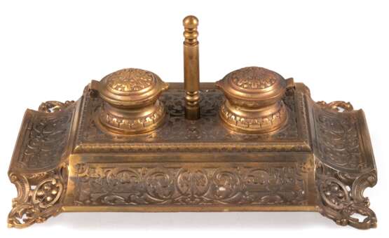 Schreibtischablage um 1880, Messing, ornamental reliefiert, 2 Tintenfässer mit Scharnierdeckel, 1 Glaseinsatz fehlt, mit mittiger Handhabe, 13x27x17,5 cm - photo 1