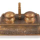 Schreibtischablage um 1880, Messing, ornamental reliefiert, 2 Tintenfässer mit Scharnierdeckel, 1 Glaseinsatz fehlt, mit mittiger Handhabe, 13x27x17,5 cm - photo 1