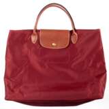 Tasche, Longchamp Le Pliage "Cabas"- Modele Depose, in Dunkelrot, Lederhenkel und -schließe mit Prägedruck, Gebrauchspuren, ca. 30x36x14 cm - фото 1