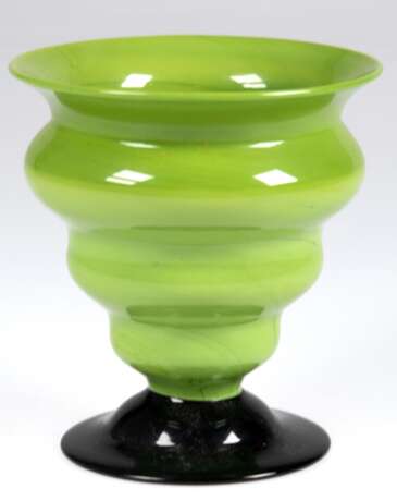 Lötz-Vase, Tango-Glas, um 1920, schwarzer Fuß mit Abriß, mehrfach gebauchter grüner Korpus mit ausgestelltem Rand, H. 13 cm - photo 1