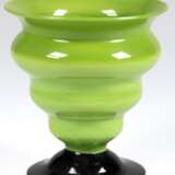 Lötz-Vase, Tango-Glas, um 1920, schwarzer Fuß mit Abriß, mehrfach gebauchter grüner Korpus mit ausgestelltem Rand, H. 13 cm - photo 1