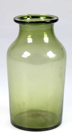 Waldglas-Vorratsgefäß, grün, mit Abriß, Binderand best., H. 17,7 cm - photo 1