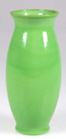 Lötz-Vase, hellgrünes Glas, leicht gebauchte Form mit ausgestelltem Rand, H. 16,3 cm - photo 1