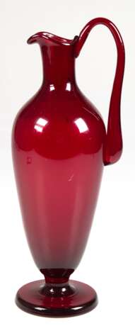 Murano-Henkelvase, dunkelrotes Glas, Scheibenfuß mit ausgekugeltem Abriß, H. 29 cm - Foto 1
