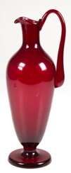 Murano-Henkelvase, dunkelrotes Glas, Scheibenfuß mit ausgekugeltem Abriß, H. 29 cm