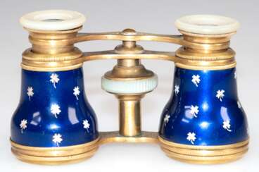 Opernglas um 1900, &quot;R.Treuer, Berlin&quot;, Messing/Emaille, blau emailliert mit Kleeblattdekor, Okularumrandung aus Perlmutt