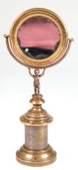Schminkspiegel, figürlich, Bronze, Frankreich 19. Jh., auf beschwertem, getrepptem Rundfuß steht plastischer Putto und trägt schwenkbaren Spiegel (mit Blindstellen), Ges.-H. 30 cm, Spiegel-Dm. 11 cm