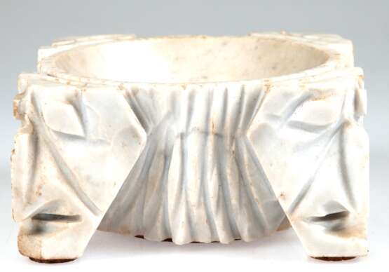 Schale, Italien, Carrara-Marmor, reliefierte Wandung mit anthropomorpheren Gesichtern, Gebrauchspuren, H. 8 cm, Dm. 22,5 cm - photo 1