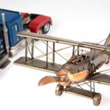 Modellauto, englischer Panzerwagen Typ "Roden 801", Blech farbig gefaßt, L. 32 cm und Modell-Flugzeug "Roter Baron", Metall, farbig gefasst, Gebrauchspuren, L. 24,5 cm, B. 25 cm - photo 1