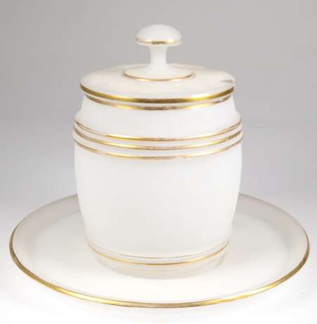 Biedermeier-Bowlegefäß auf Teller, Alabasterglas mit Goldrändern (berieben), Bowle-H- 32 cm, Teller-Dm. 39 cm - photo 1