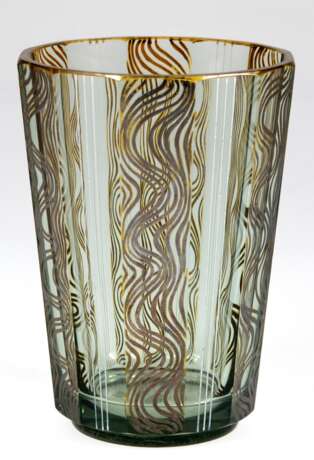 Art Deco-Vase, Moser, Karlsbad oder Umfeld, olivgrünes Glas, facettiert geschliffen, mit gewelltem Liniendekor, H. 16 cm - Foto 1