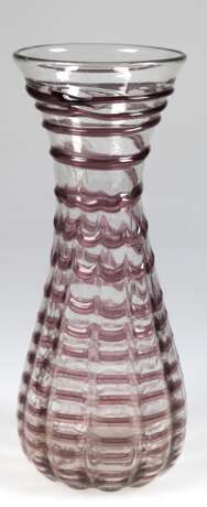 Jugendstil-Vase, Klarglas mit spiralförmigen lila Ein- und Aufschmelzungen, mit Abriß, H. 30,2 cm - photo 1