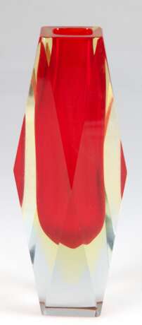 Sommerso-Vase, Murano, Klarglas mit hellgelben Einschmelzungen und rotem Innenfang, mit geometrischem Flächenschliff, H. 20,5 cm - photo 1