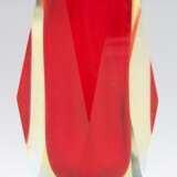 Sommerso-Vase, Murano, Klarglas mit hellgelben Einschmelzungen und rotem Innenfang, mit geometrischem Flächenschliff, H. 20,5 cm - photo 1
