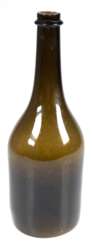 Waldglas-Flasche, dunkelgrün, Anfang 19. Jh., hochgezogener Boden mit Abriß, H. 32 cm