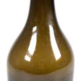 Waldglas-Flasche, dunkelgrün, Anfang 19. Jh., hochgezogener Boden mit Abriß, H. 32 cm - Foto 1