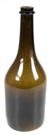 Waldglas-Flasche, dunkelgrün, Anfang 19. Jh., hochgezogener Boden mit Abriß, H. 32 cm - Foto 1