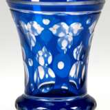 Biedermeier-Becherglas, Böhmen, blau überfangen, mit ornamentalem Schliff, H. 10,5 cm - photo 1