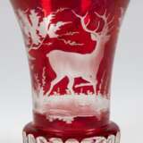 Becherglas, Böhmen, rot überfangen, umlaufend mit geschnittenem Wildmotiv, H. 12 cm - photo 1