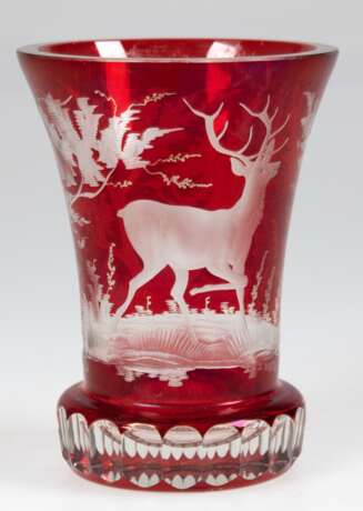 Becherglas, Böhmen, rot überfangen, umlaufend mit geschnittenem Wildmotiv, H. 12 cm - photo 1