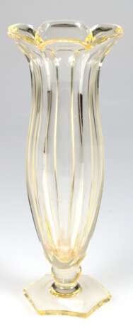 Art Deco-Vase, Moser Karlsbad, hellgelbes Glas, auf sechseckigem Fuß, sechskantiger, leicht gebauchter Korpus mit gewelltem Rand, H. 24,3 cm - photo 1