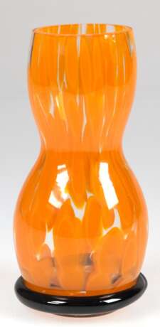 Art Deco-Vase, Lötz, mit orangen Einschmelzungen, oberhalb des Bodens aufgelegter schwarzer Glasring, H. 19 cm - фото 1