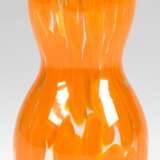 Art Deco-Vase, Lötz, mit orangen Einschmelzungen, oberhalb des Bodens aufgelegter schwarzer Glasring, H. 19 cm - фото 1