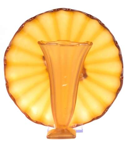 Art Deco- Schale mit Vase, bernsteinfarbenes Satinglas, Vase mit quadratischem Fuß, mit Haarriß, H. 15 cm, Schale mit quadratischem Spiegel, H. 6 cm, Dm. 20 cm - фото 1