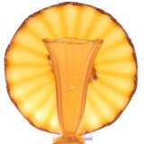 Art Deco- Schale mit Vase, bernsteinfarbenes Satinglas, Vase mit quadratischem Fuß, mit Haarriß, H. 15 cm, Schale mit quadratischem Spiegel, H. 6 cm, Dm. 20 cm - фото 1